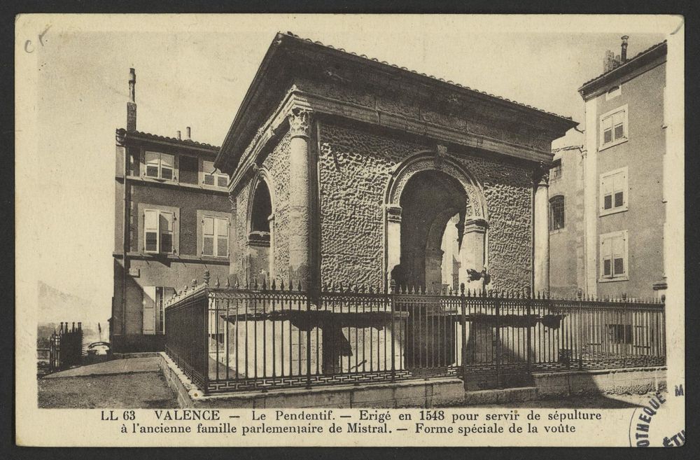 Valence - Le Pendentif - Érigé en 1548 pour sevir de sépulture à l'ancienne famille parlementaire de Mistral - forme spéciale de la voûte
