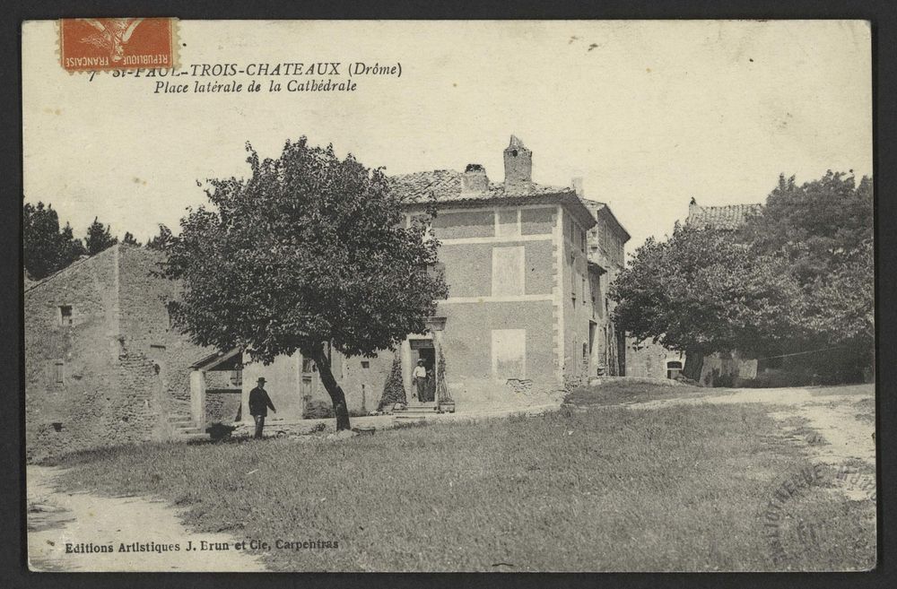 St-Paul-Trois-Châteaux (Drôme) - Place latérale de la Cathédrale