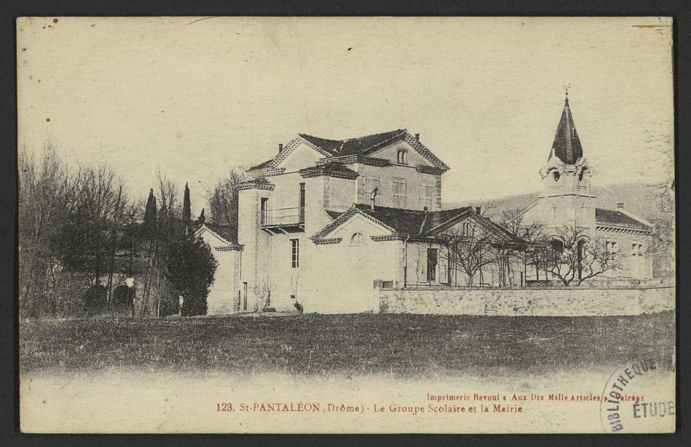 St-Pantaléon (Drôme) - Le groupe scolaire et la Mairie