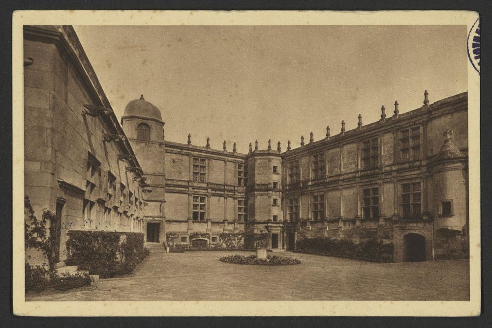 Château de Grignan (Drôm) La Cour d'honneur (XVIe sicèlerestaurée en 1915)