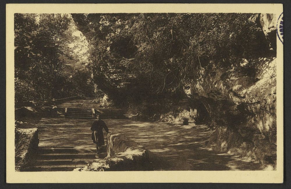 Grignan. - Grotte de Rochecourbière. Promenade favorite de Mme de Sévigné