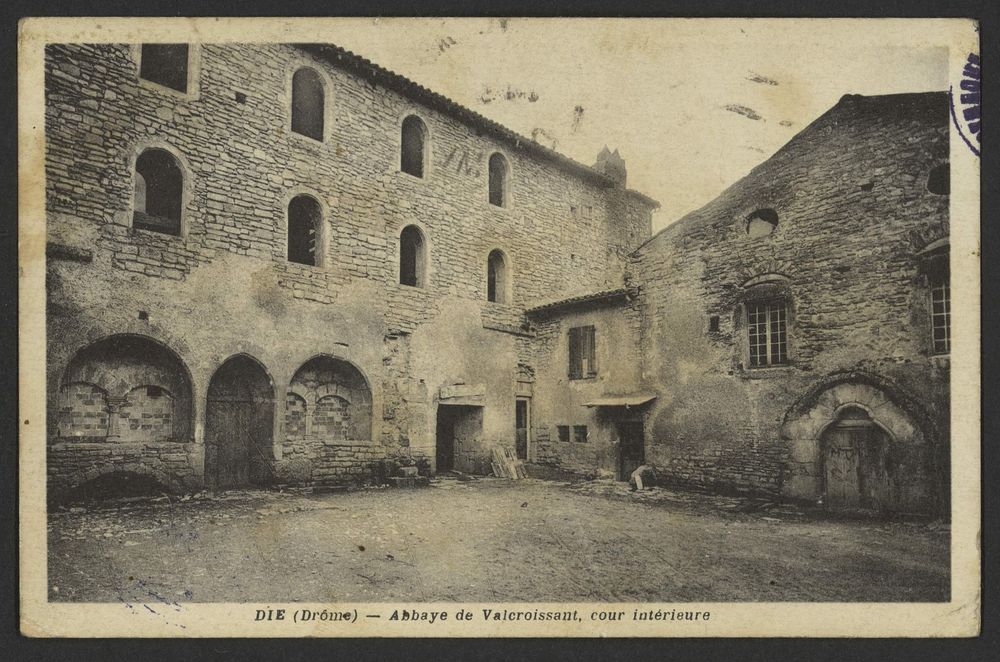 Die (Drôme) - Abbaye de Valcroissant, cour intérieure