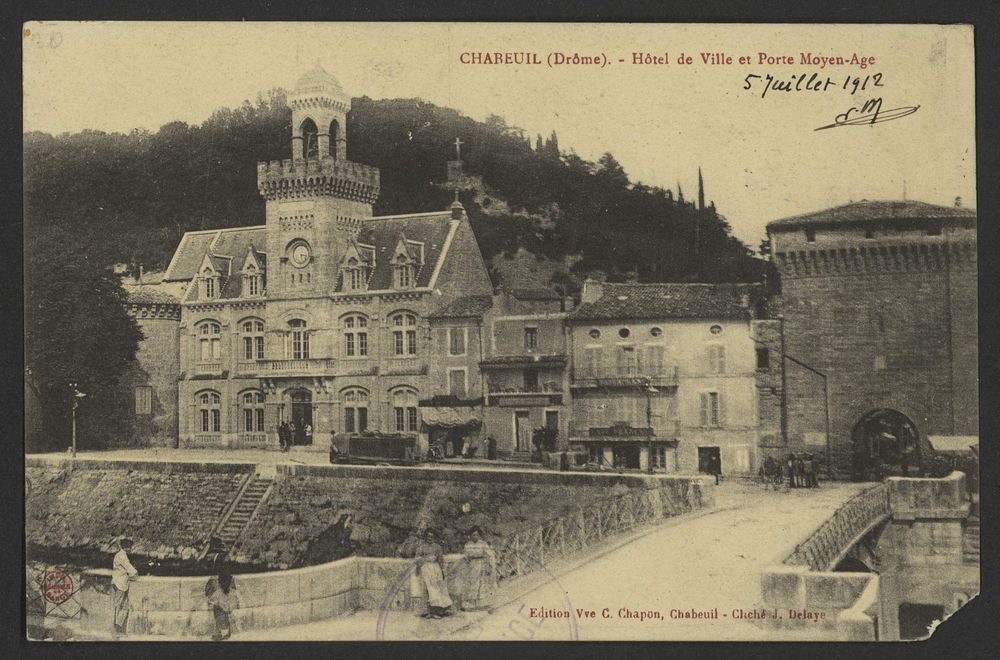Chabeuil (Drôme). - Hôtel de Ville et Porte Moyen-Age
