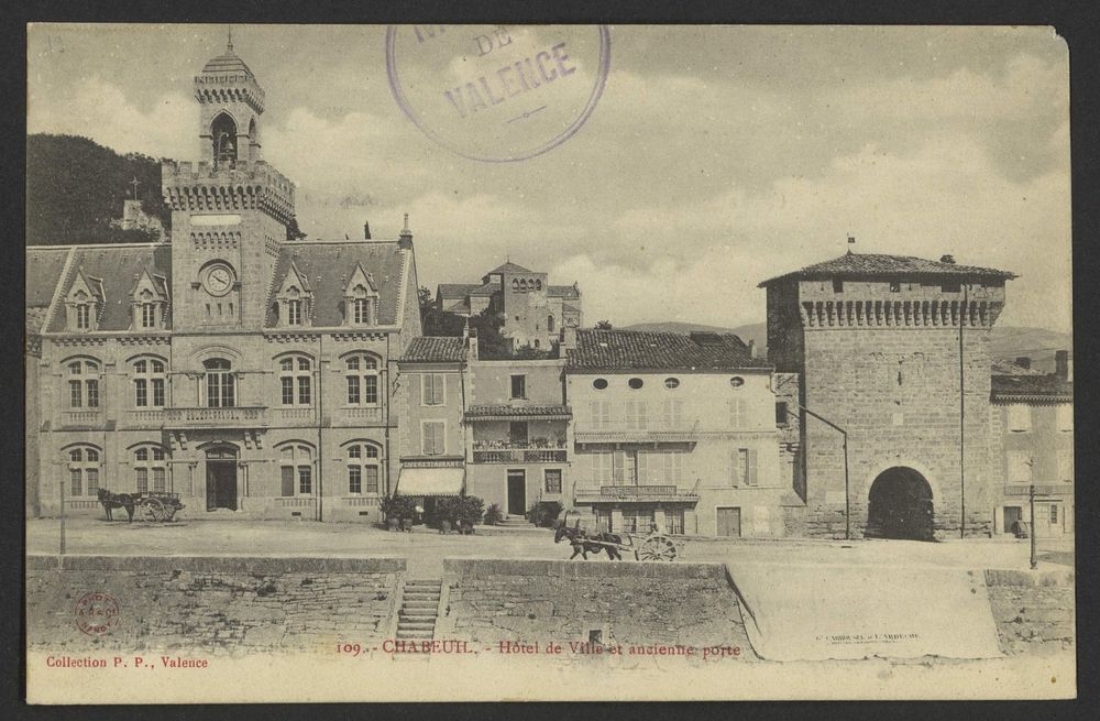 Chabeuil. - Hôtel de Ville et ancienne porte