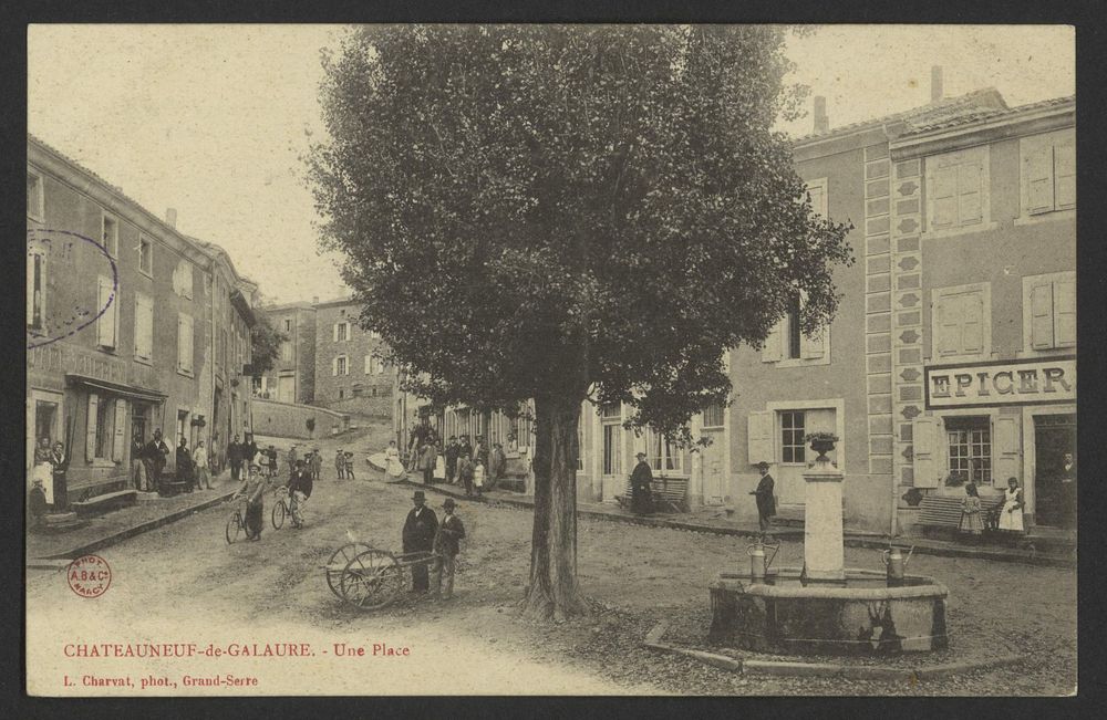 Chateauneuf-de-Galaure. - Une Place