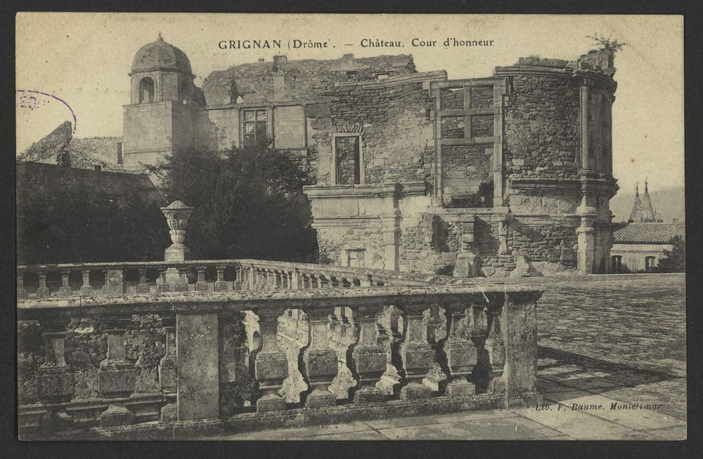 Grignan (Drôme). - Château. Cour d'honneur