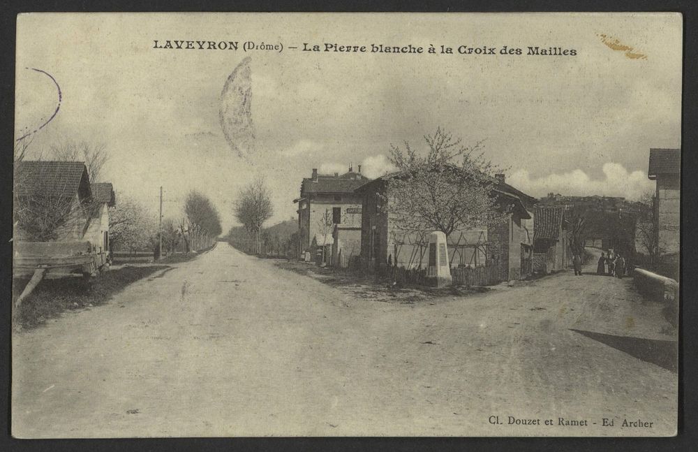 Laveyron (Drôme) - La pierre blanche à la croix des Mailles