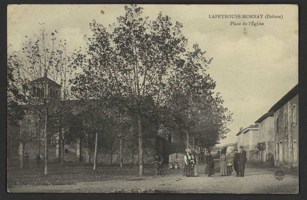 Lapeyrouse-Mornay (Drôme) - Place de l'Eglise