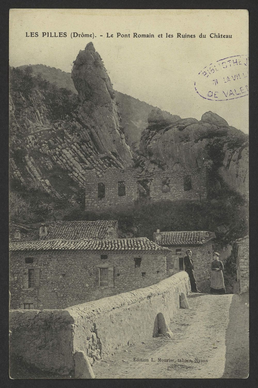 Les Pilles (Drôme) - Le pont romain et les ruines du château