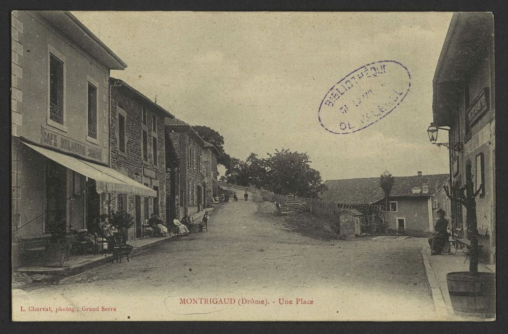 Montrigaud (Drôme) - Une place