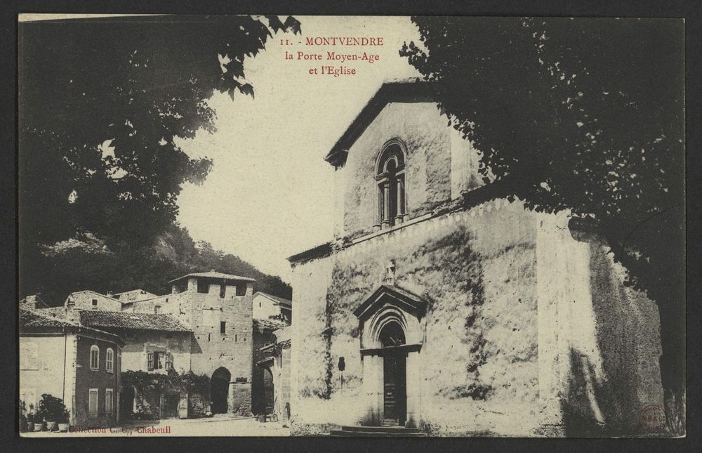 Montvendre - La porte moyen age et l'Eglise