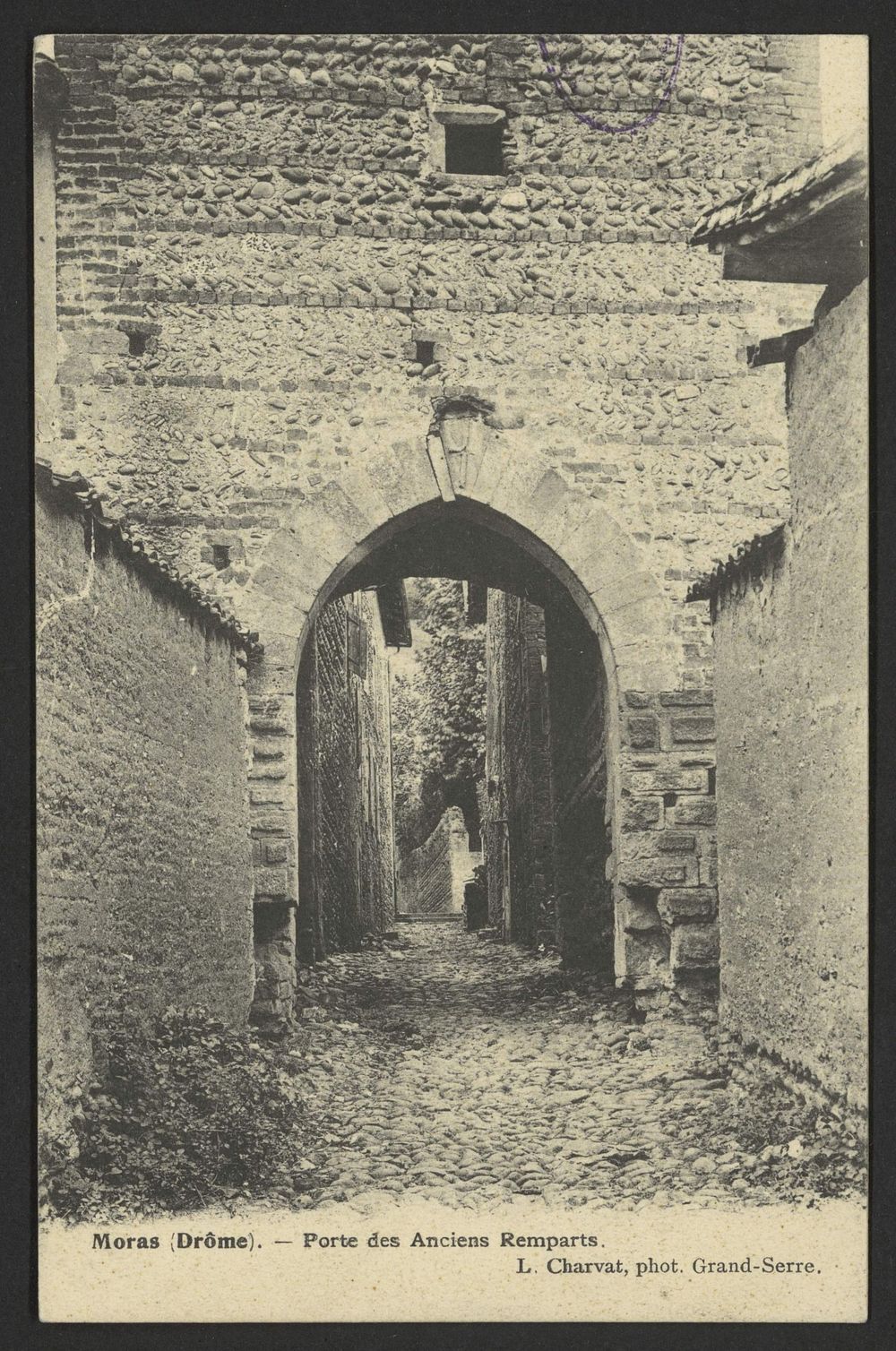 Moras (Drôme) - Porte des anciens remparts
