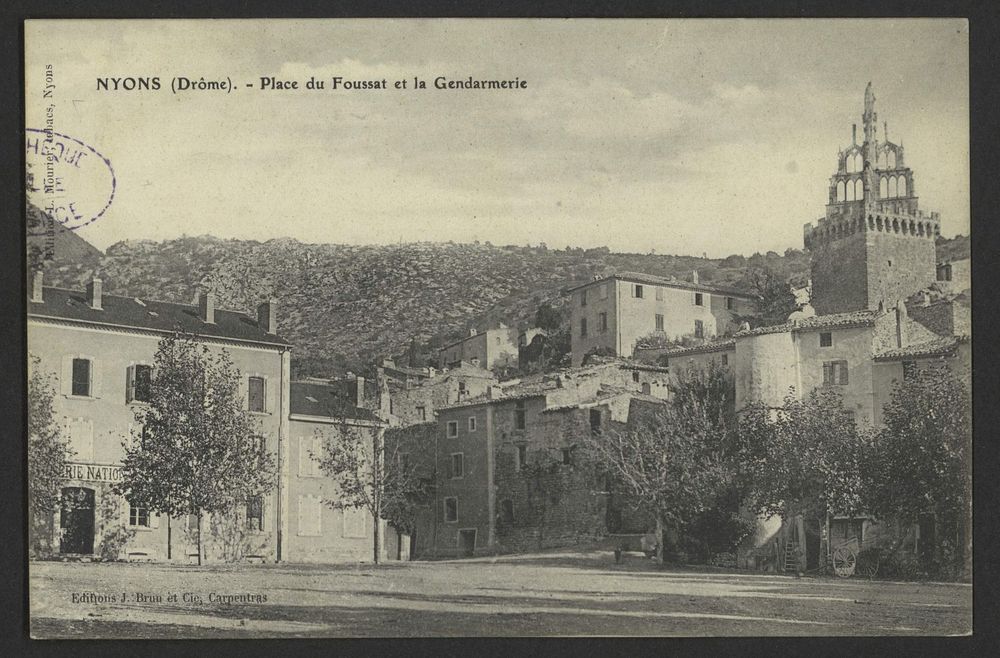 Nyons (Drôme) - Place du Foussat et la Gendarmerie