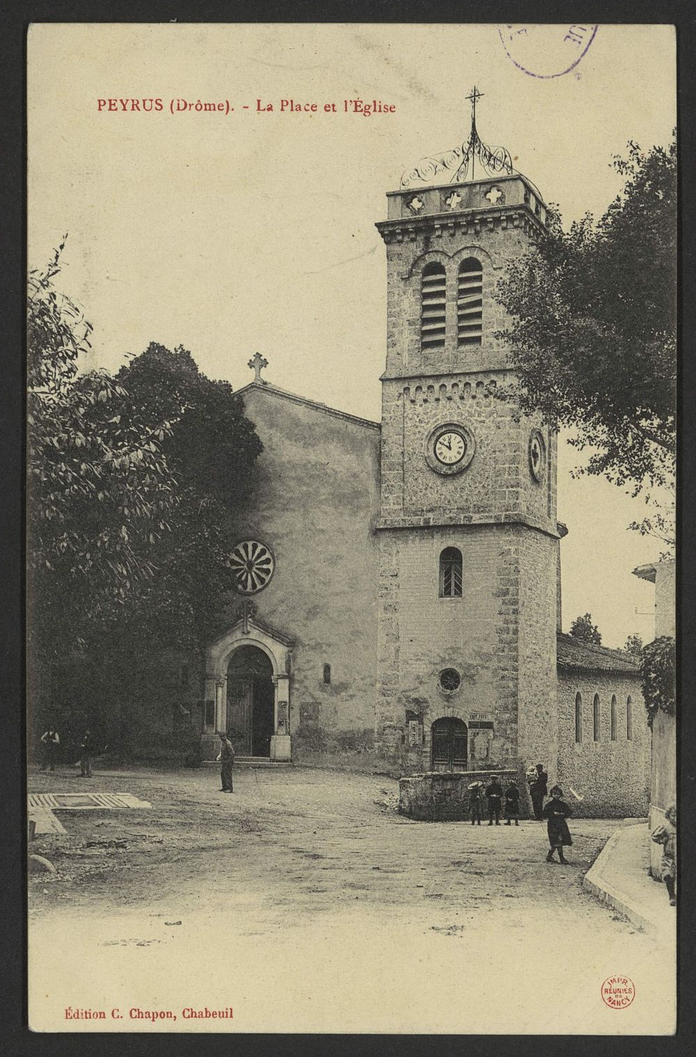 Peyrus (Drôme) - La place et l'église