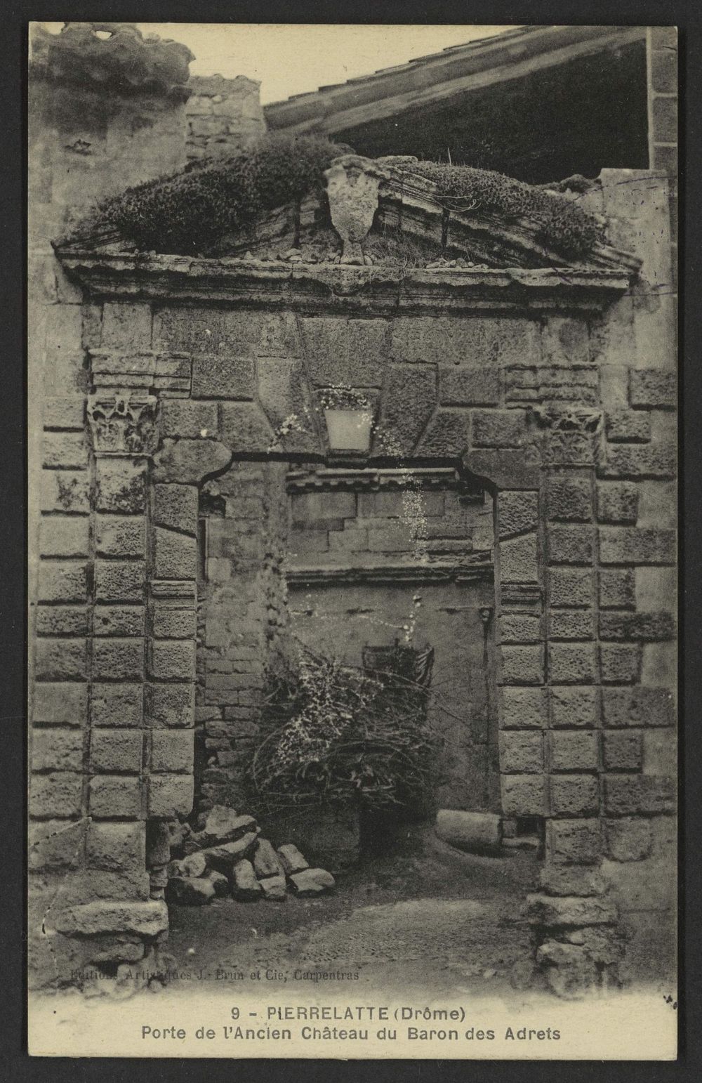 Pierrelatte (Drôme) - Porte de l'Ancien Château du Baron des Adrets