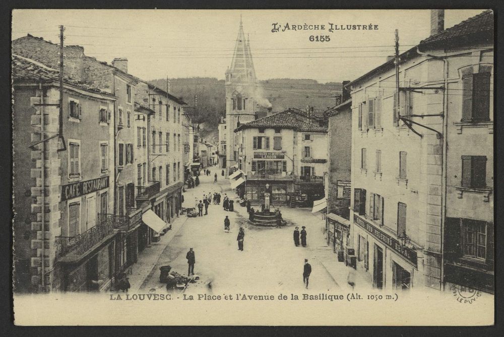 La Louvesc. - La Place et l'Avenue de la Basilique (Alt 1050 m.)