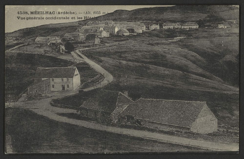 Mézilhac. - (Alt. 1055 m.). Vue générale occidentale et les Hôtels.