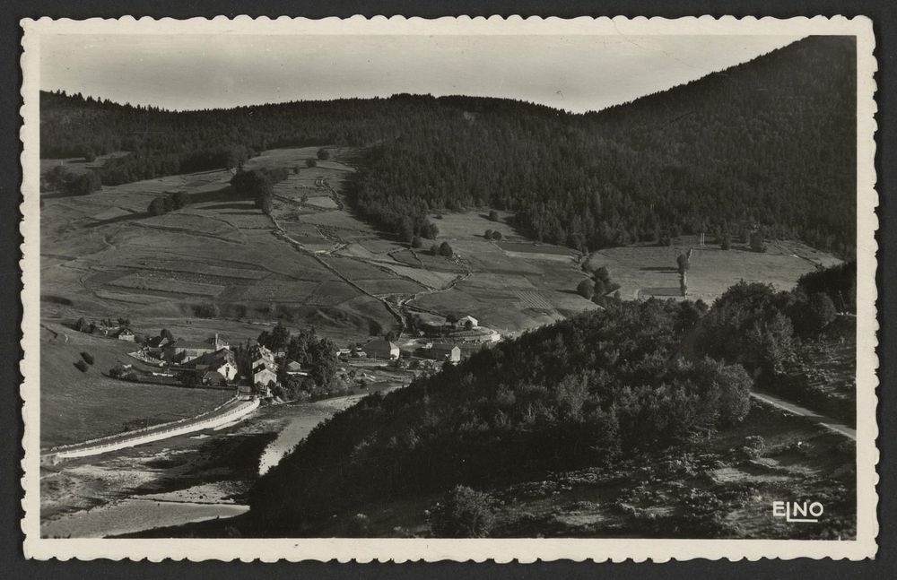 Rieutord (Ardèche) alt. 1120 m. Vue panoramique prise de la Fresquière