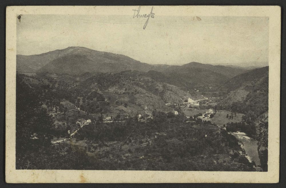 La Vallée de l'Ardèche, vue gauche, en aval de Thueyts, cultures en terras