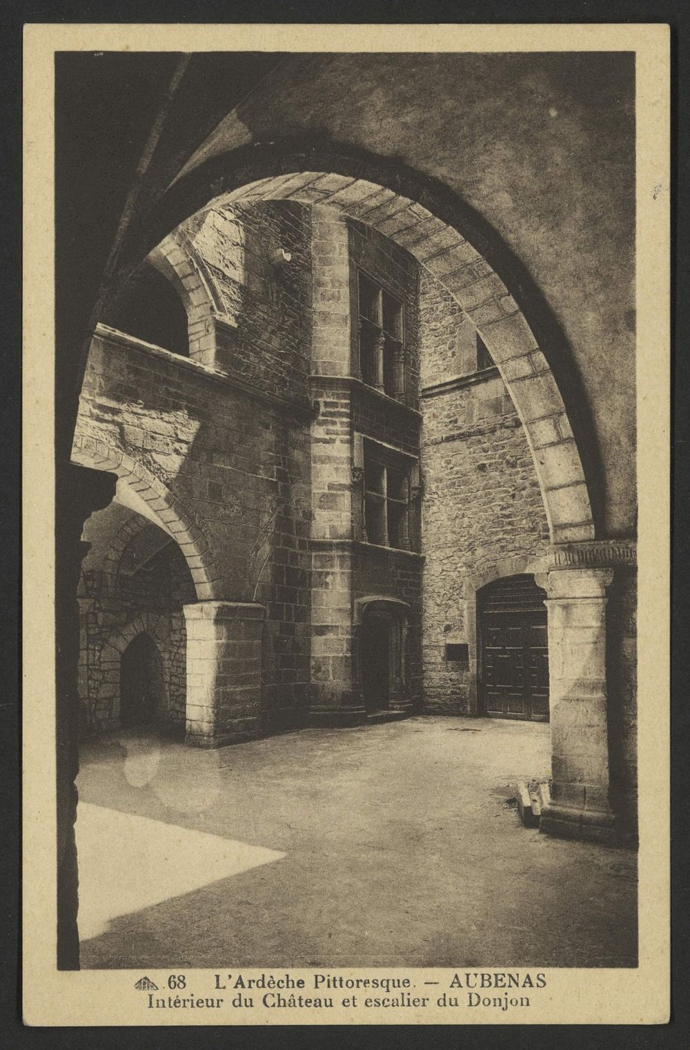 Aubenas - Intérieur du Château et escalier du Donjon