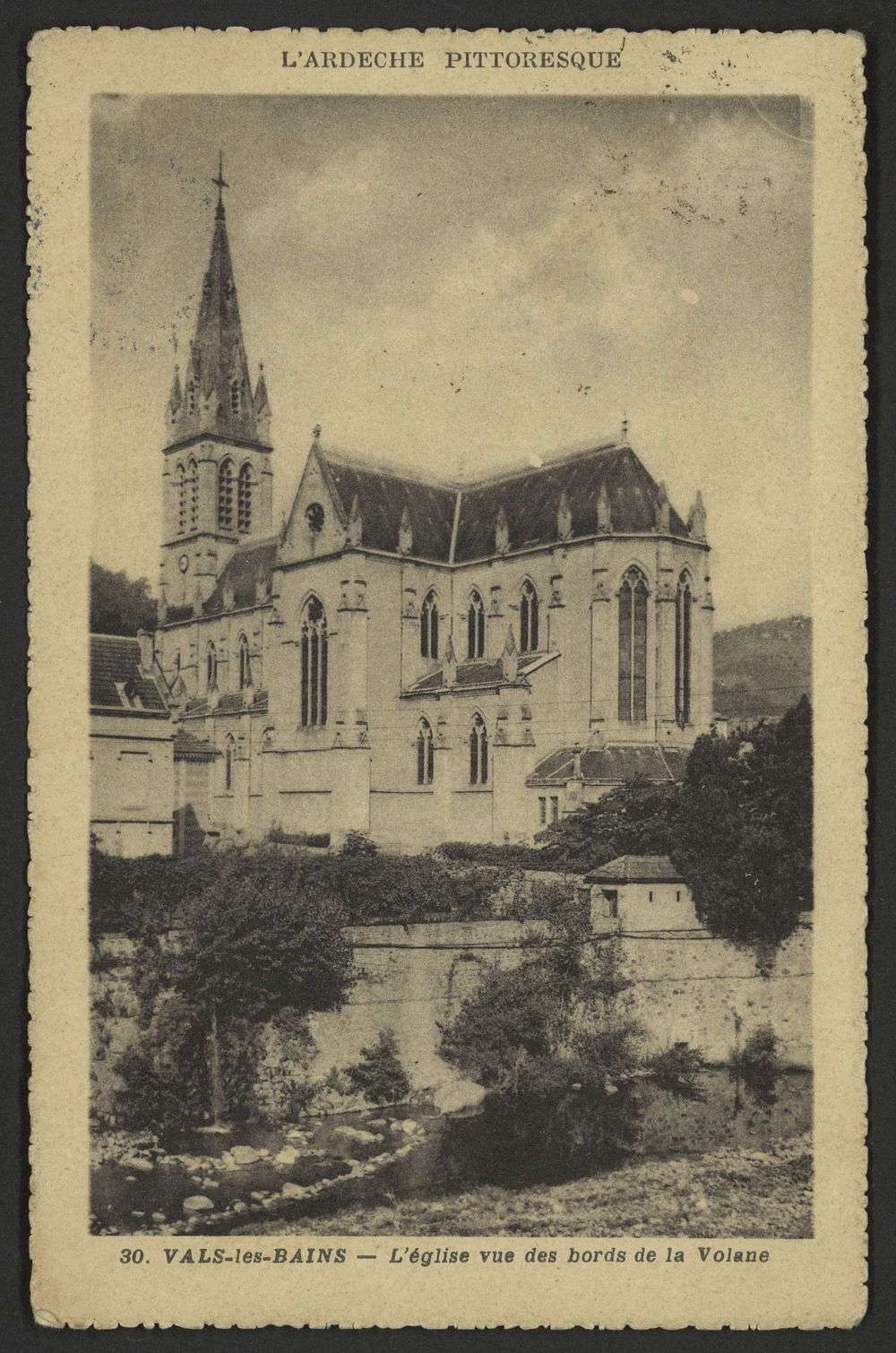 Vals-les-Bains - L'église vue des bords de la Volane