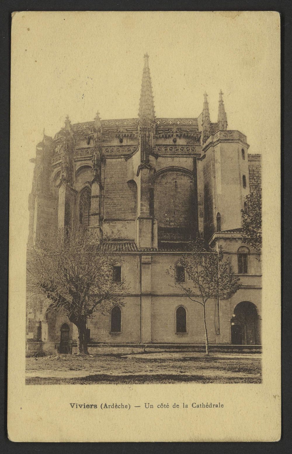 Viviers (Ardèche) - Un côté d la Cathédrale