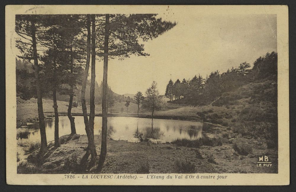 La Louvesc (Ardèche). - L'Etang du Val d'Or à contre jour