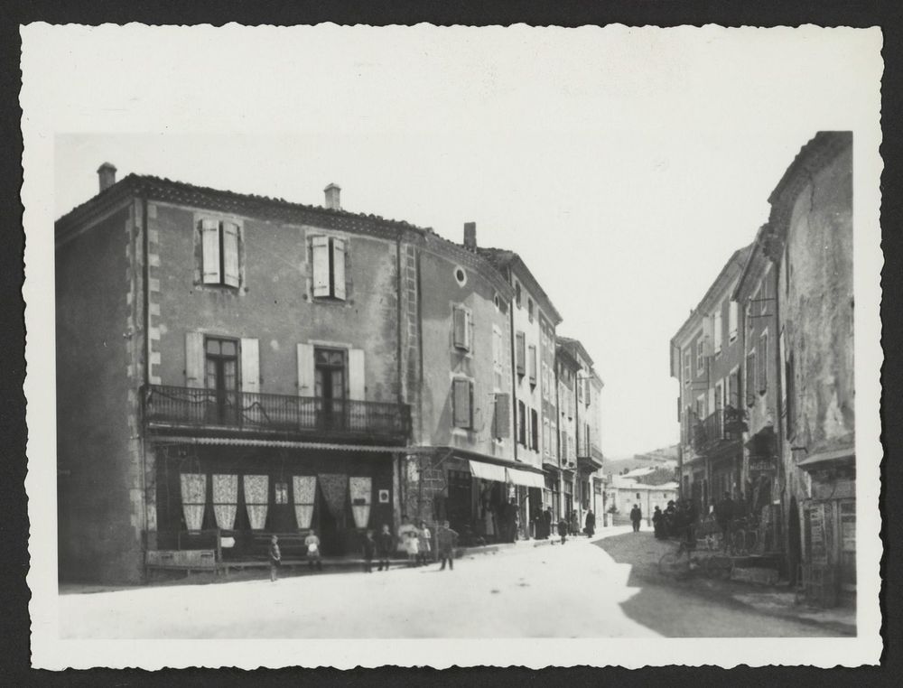 Place et rue d'un village de la Drôme