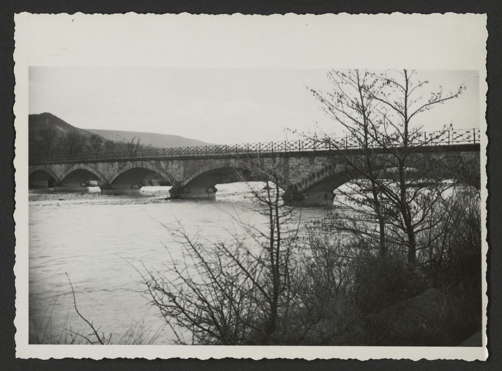 Vue sur un pont sur l'Eygue entre Tulette et Saint-Roman-de-Malegarde