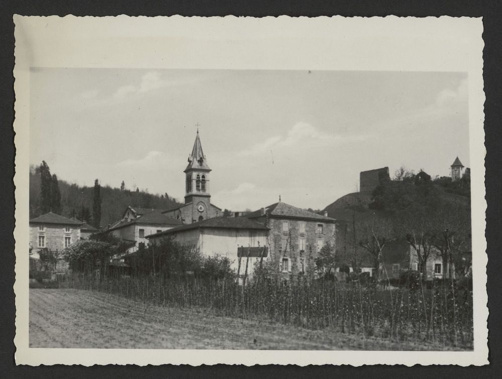 Vue générale du village de Hauterives avec le clocher de son église.