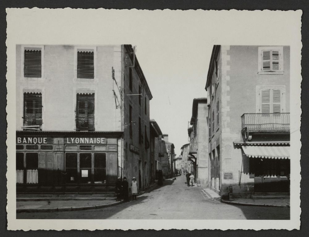 La Grande Rue ( rue Pasteur ) à Saint Donat s/ Herbasse avec vue sur la Banque Lyonnaise