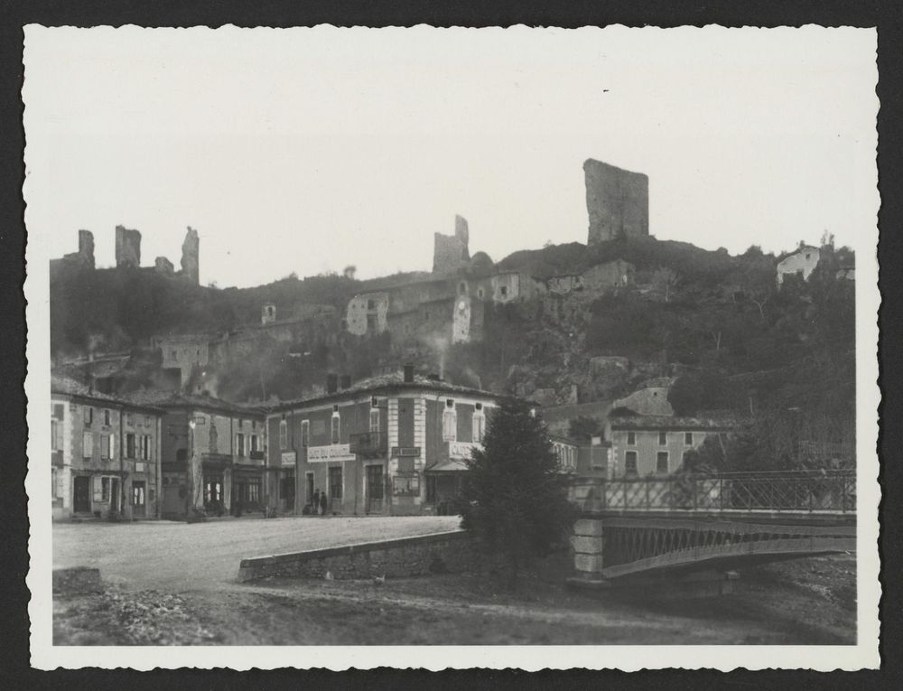 Pont donnant sur la place de l'église à Bourdeaux avec vue sur les ruines du château.