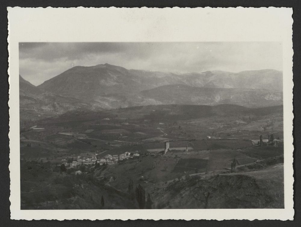 vue générale de Bourdeaux avec vue sur les ruines du château