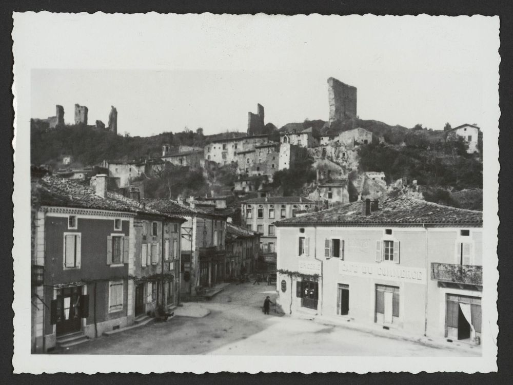 Place de la  Chevalerie à Bourdeaux avec vue sur le café du commerce et les ruines du château