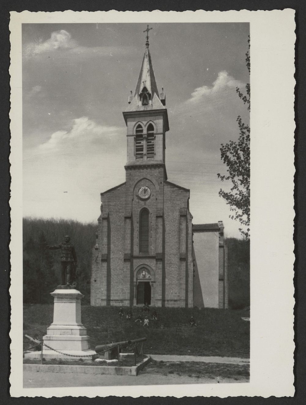 Satue du général de Miribel devant l'église Saint-Martin à Hauterives