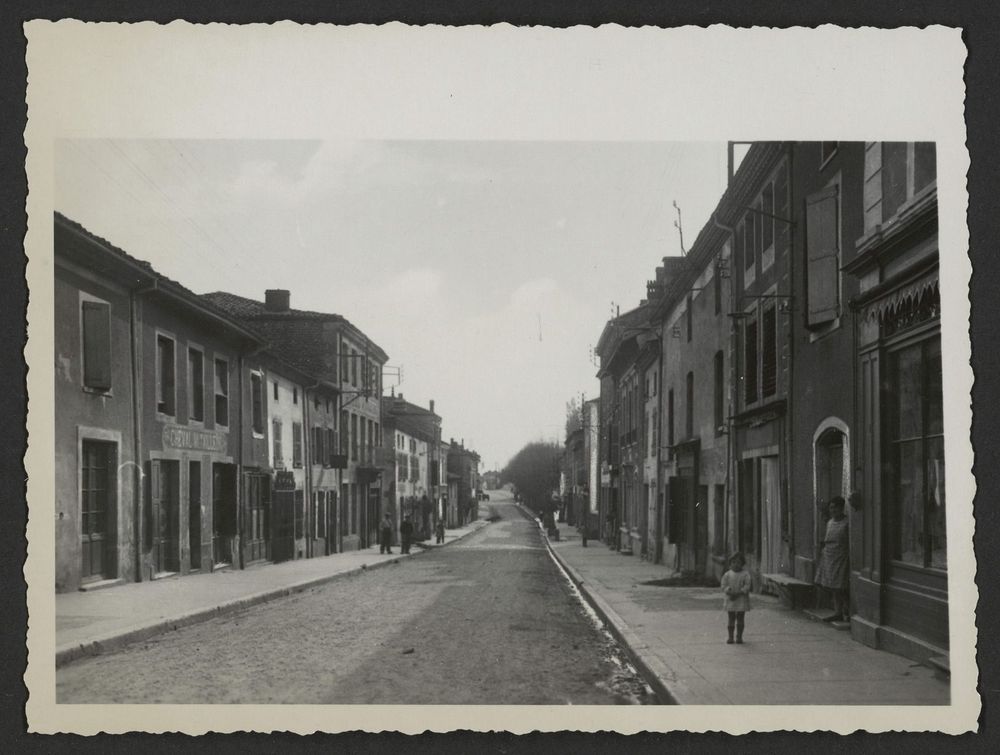 Rue principale d'un village de la Drôme