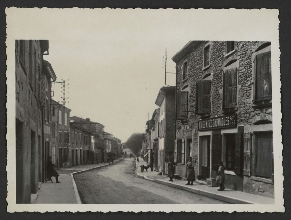 Rue Centrale de Hauterives avec le magasin d'alimentation 