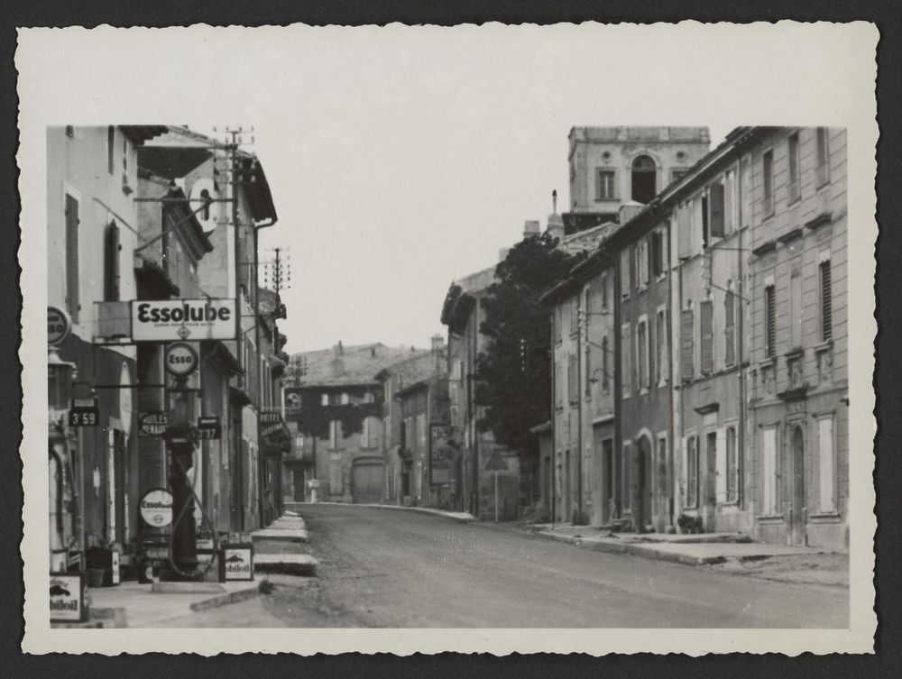Rue de Montvendre avec station de service