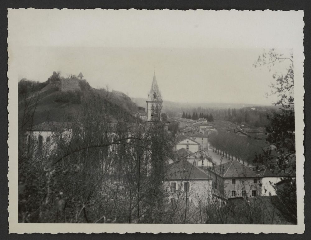 Vue générale de Hauterives et des ruines du château féodal