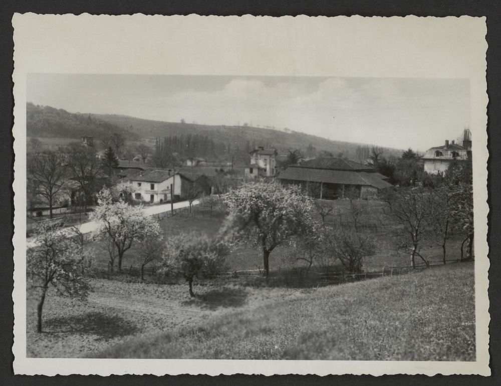 Verger, grange, vue sur un verger et un hameau de la Drôme