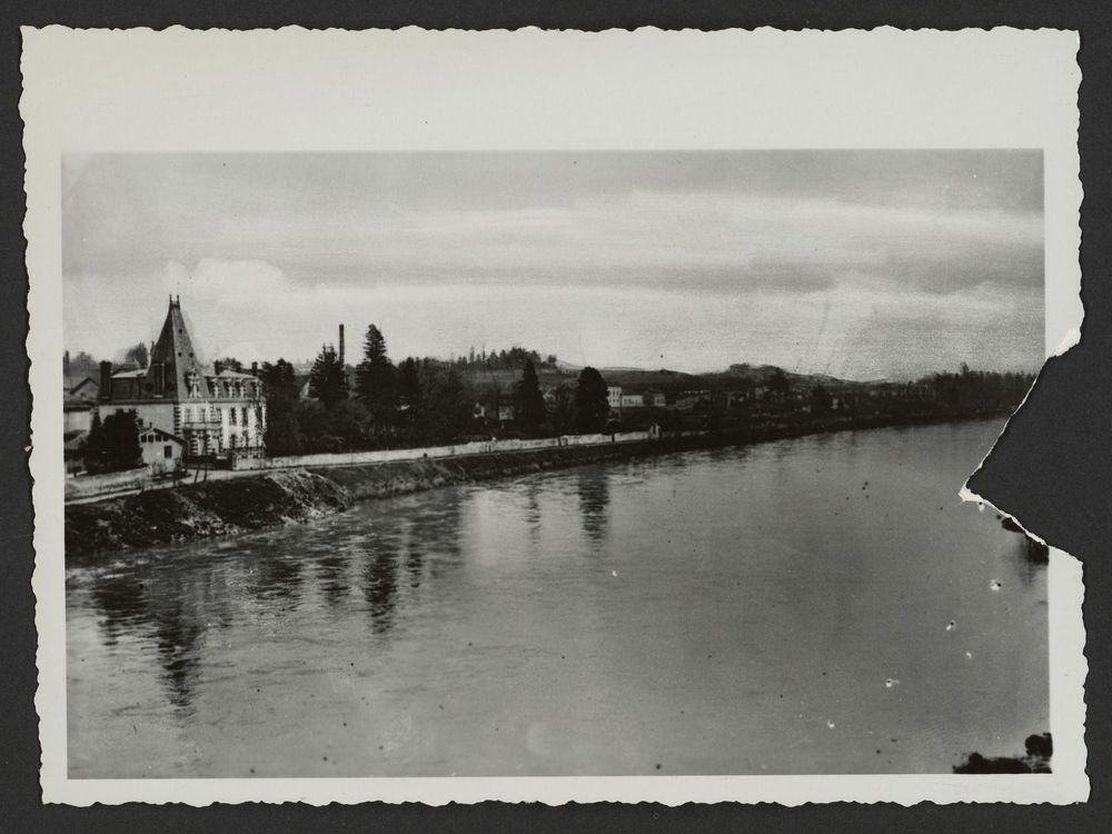 Chemin de halage sur la rive de l'Isère au quartier Saint-Yves de Romans-sur-Isère