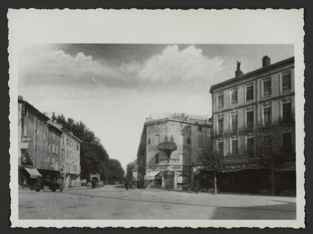 Place d'Aygu à Montélimar avec magasin de nougat de la maison Chabert et Guillot.