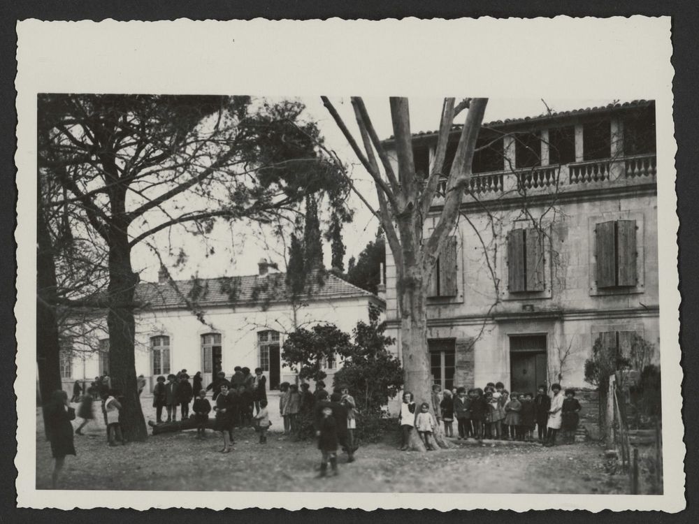 Enfants devant un bâtiment