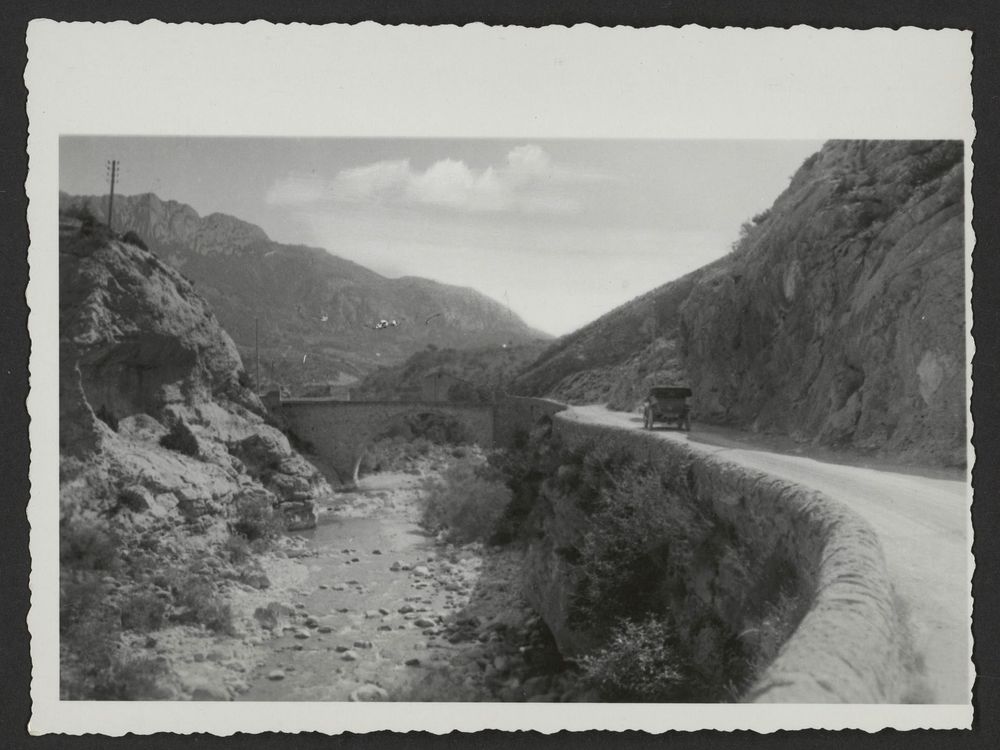 Route de Sederon bordant l'Ouvèze