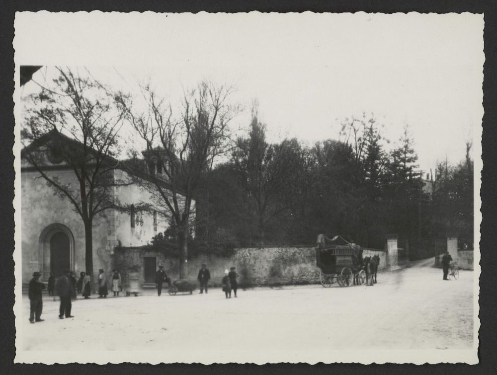 Habitants et voiture à cheval devant l'église Saint-Joseph de Mirabel-et-Blacons