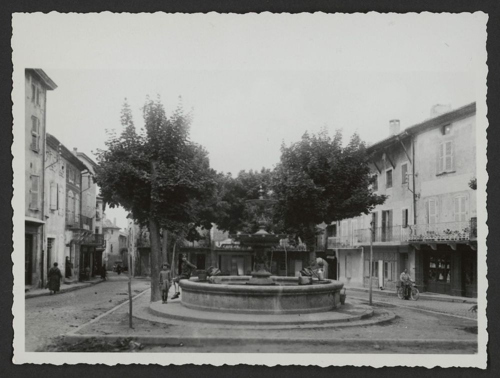 Place de Saint-Paul-Trois-Châteaux et sa fontaine