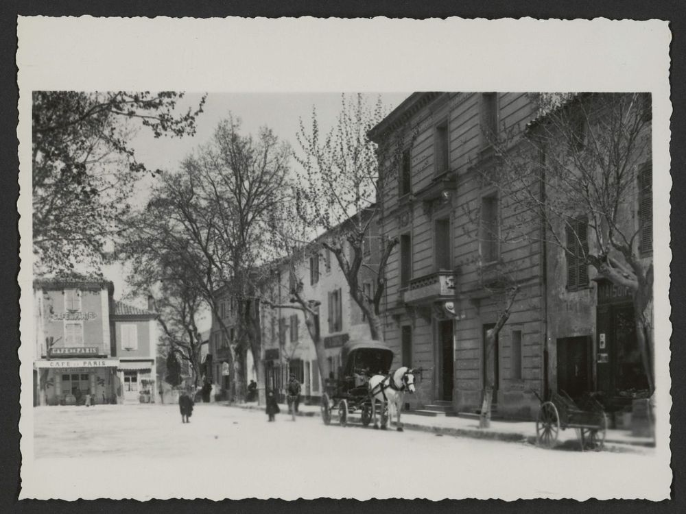 Place notre Dame (de la Libération) et café de Paris à Saint-Paul-Trois-Châteaux