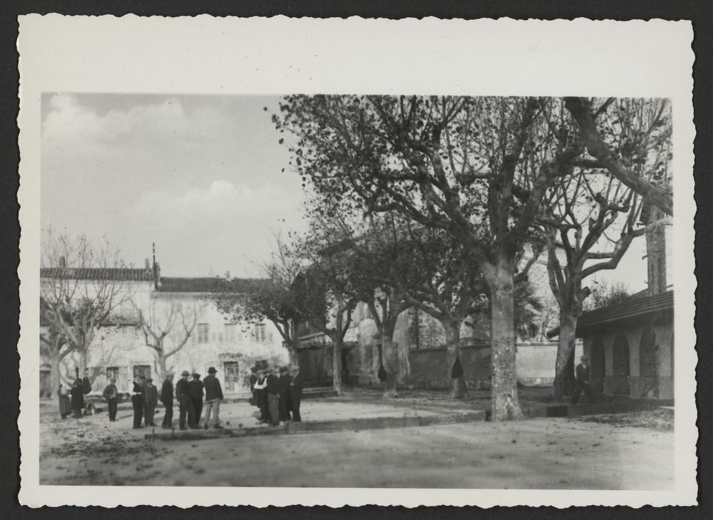 Joueurs de boules sur la place d'un village de la Drôme