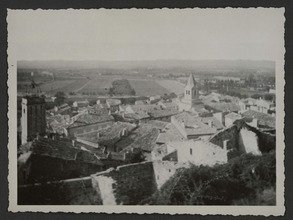 Vue des toits d'un village de la Drôme avec clocher et campanile