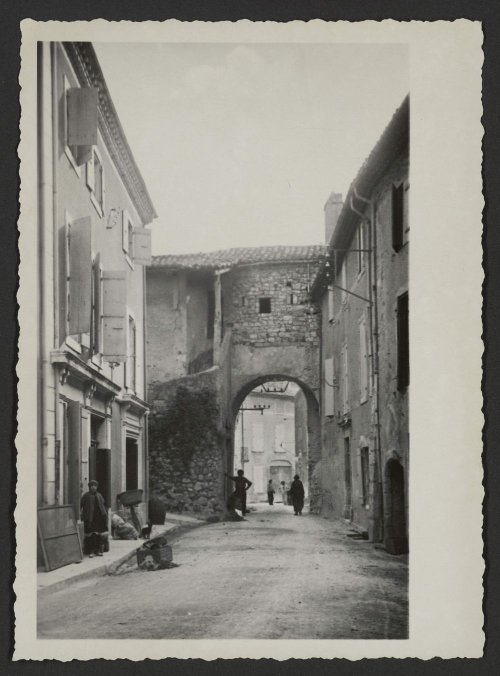 Grande Rue de Donzère donnant sur une porte fortifiée
